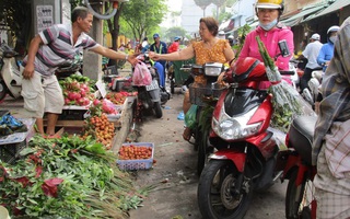 Chen chân mua đồ cúng Tết Đoan Ngọ