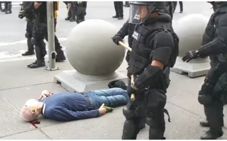 Cảnh sát Mỹ đẩy cụ ông đập đầu xuống đất ngất lịm