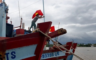 Cờ Tổ quốc đến với ngư dân Tiền Giang