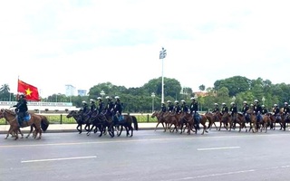 Sáng 8-6, kỵ binh Cảnh sát cơ động diễu hành tại đường Độc Lập