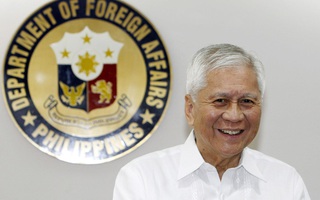 Cựu Bộ trưởng Philippines đòi tịch thu tài sản của Trung Quốc vì tàn phá biển Đông