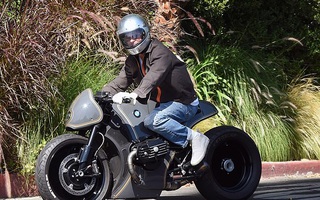 Brad Pitt “ngầu” với mô-tô, bí mật rời nhà vợ cũ Angelina Jolie