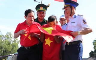 Xúc động hình ảnh ngư dân Cù Lao Chàm thay cờ Tổ quốc trên tàu cá