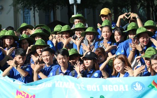 Ca sĩ Phi Hùng, hoa hậu H'Hen Niê sôi nổi trong lễ ra quân chiến dịch tình nguyện hè