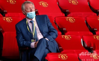 Mang khẩu trang chống Covid kiểu ngài Sir Alex Ferguson!