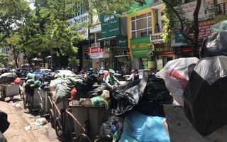 Nội đô ngập rác vì dân lại chặn xe vào bãi rác lớn nhất Hà Nội
