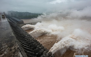 Nước cuồn cuộn đổ về, đập Tam Hiệp "an toàn vượt qua đỉnh lũ"