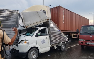 TP HCM: Xe container mất thắng tông liên tiếp 5 xe tải, giao thông ùn tắc