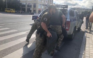 Ukraine: Bắt cóc 20 con tin và dọa nổ tung xe buýt