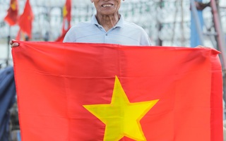 Ngư dân Thanh Hóa xúc động nhận cờ Tổ quốc