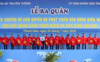 Báo Người Lao Động trao tặng 2.000 lá cờ Tổ quốc cho ngư dân Thanh Hóa