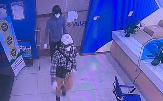 Công bố hình ảnh 2 tên cướp bịt mặt, nổ súng cướp 942 triệu đồng tại Ngân hàng BIDV