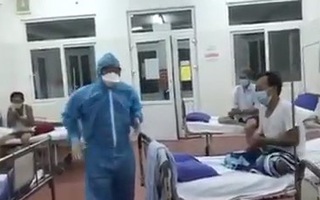 Xúc động clip một Bác sĩ Bệnh viện C hát cùng bệnh nhân trong khu cách ly