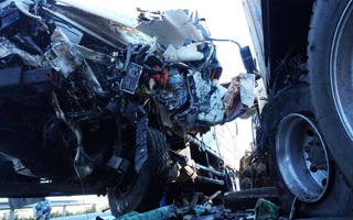 Đấu đầu với xe container, tài xế xe tải tử vong, phụ xe bị thương trong cabin dập nát