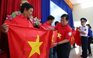 Ngư dân xứ Quảng hào hứng nhận cờ Tổ quốc từ Báo Người Lao Động