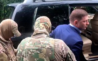 Bị nghi giết hàng loạt doanh nhân, thống đốc Nga bị áp giải về Moscow