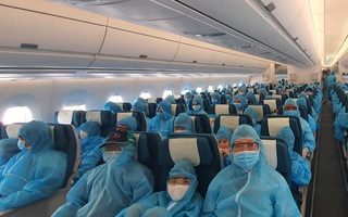 Chuyến bay đầu tiên đưa hơn 300 du khách mắc kẹt ở Đà Nẵng về tới TP HCM
