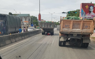 CLIP: Xe máy phóng như bay lao vào đuôi xe tải, nam thanh niên nguy kịch