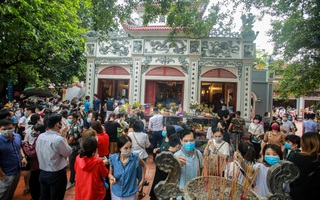 Hà Nội: Người dân đổ xô tới phủ Tây Hồ bất chấp lệnh cấm tụ tập đông người