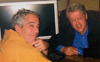 Ông Clinton phủ nhận cáo buộc đặt chân lên "đảo ấu dâm"