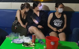 CLIP: Nhóm nam nữ ở Quảng Nam vào quán karaoke dùng ma túy bất chấp lệnh cấm