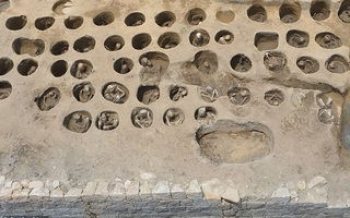 Xây nhà ga, đào phải…1.500 hài cốt trong mộ cổ dị hình