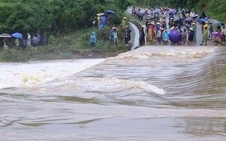 Bố ngủ quên không đóng cửa, con trai 2 tuổi đi ra suối chơi bị lũ cuốn