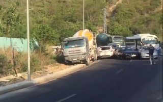 Khánh Hòa: Xe trộn bê tông ủi hàng loạt ôtô