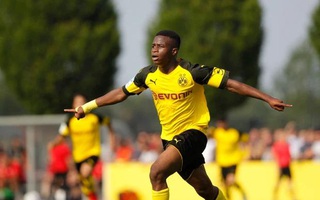 Bundesliga sửa luật vì “thần đồng” Moukoko