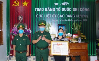 Thượng tá biên phòng hi sinh trong lúc giúp dân chống lũ được trao Bằng Tổ quốc ghi công