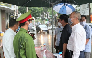 Bí thư Tỉnh ủy Đắk Lắk vào khu cách ly Covid-19 thăm hỏi, tặng quà