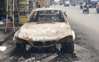 TP HCM: Ô tô bốc cháy giữa đường, tài xế tung cửa thoát thân