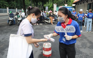 Tình nguyện viên rửa tay, tiếp lửa cho sĩ tử thi tốt nghiệp THPT