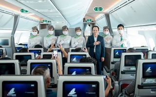 Chủ tịch Bamboo Airways xuất hiện trên khoang tặng quà hành khách trước thềm Quốc khánh 2-9