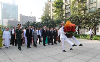 Lãnh đạo TP HCM dâng hoa, dâng hương Chủ tịch Hồ Chí Minh