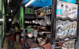 Tiệm mì 60 năm tuổi mở cửa xuyên đêm ở TP HCM