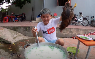 Con trai bà Tân Vlog bị phạt 7,5 triệu đồng vì đăng video "nấu cháo gà nguyên lông" gây phẫn nộ