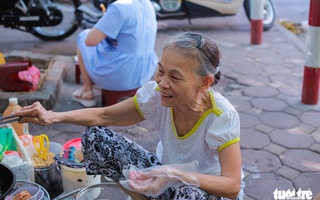 "Quán nem bà còng" không bàn, không bát, nức tiếng Hà thành 20 năm