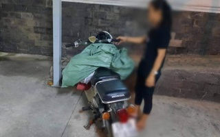 TP HCM: Bắt quả tang một phụ nữ đổ trộm bao rác, phạt 4 triệu đồng