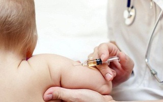 Bé gái 1 tuổi tử vong bất thường sau tiêm vắc-xin