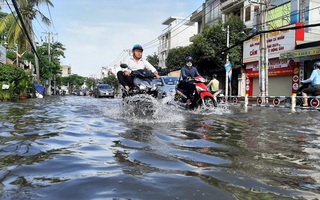 Cảnh báo mới nhất: Mưa lớn và triều cường cùng lúc đe dọa nhiều khu dân cư TP HCM