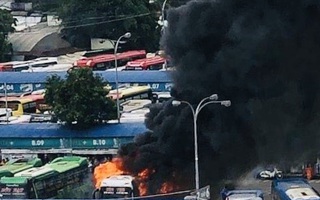 Cháy xe khách trong Bến xe Miền Đông