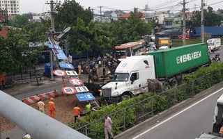 "Hung thần"container lại gây họa khiến giao thông kẹt cứng