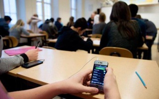 Học sinh dùng điện thoại trong lớp: Đừng mượn danh đổi mới!