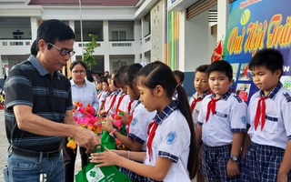 Báo Người Lao Động trao 285 phần quà trung thu cho trẻ em nghèo Cần Thơ