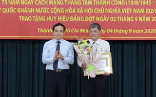 Ông Nguyễn Văn Đua, nguyên Phó Bí thư Thường trực Thành ủy TP HCM  nhận huy hiệu 45 năm tuổi Đảng