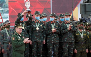 Tuyển xe tăng Việt Nam nhận cúp vô địch Army Games 2020