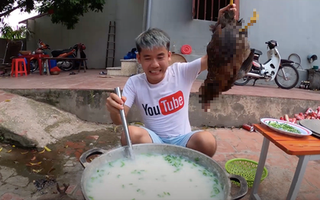 Phẫn nộ với video "nấu cháo gà nguyên lông" của con trai bà Tân Vlog