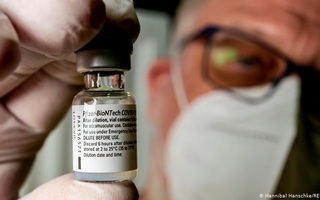Vắc-xin Covid-19 đầu tiên qua ải WHO