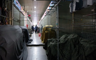 Tiểu thương chợ Ninh Hiệp đóng cửa để "né" khi quản lý thị trường truy quét hàng nhái